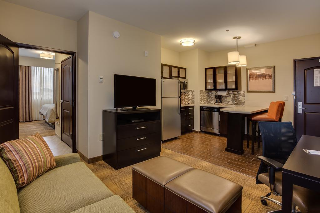 Staybridge Suites Dearborn By Ihg Buitenkant foto